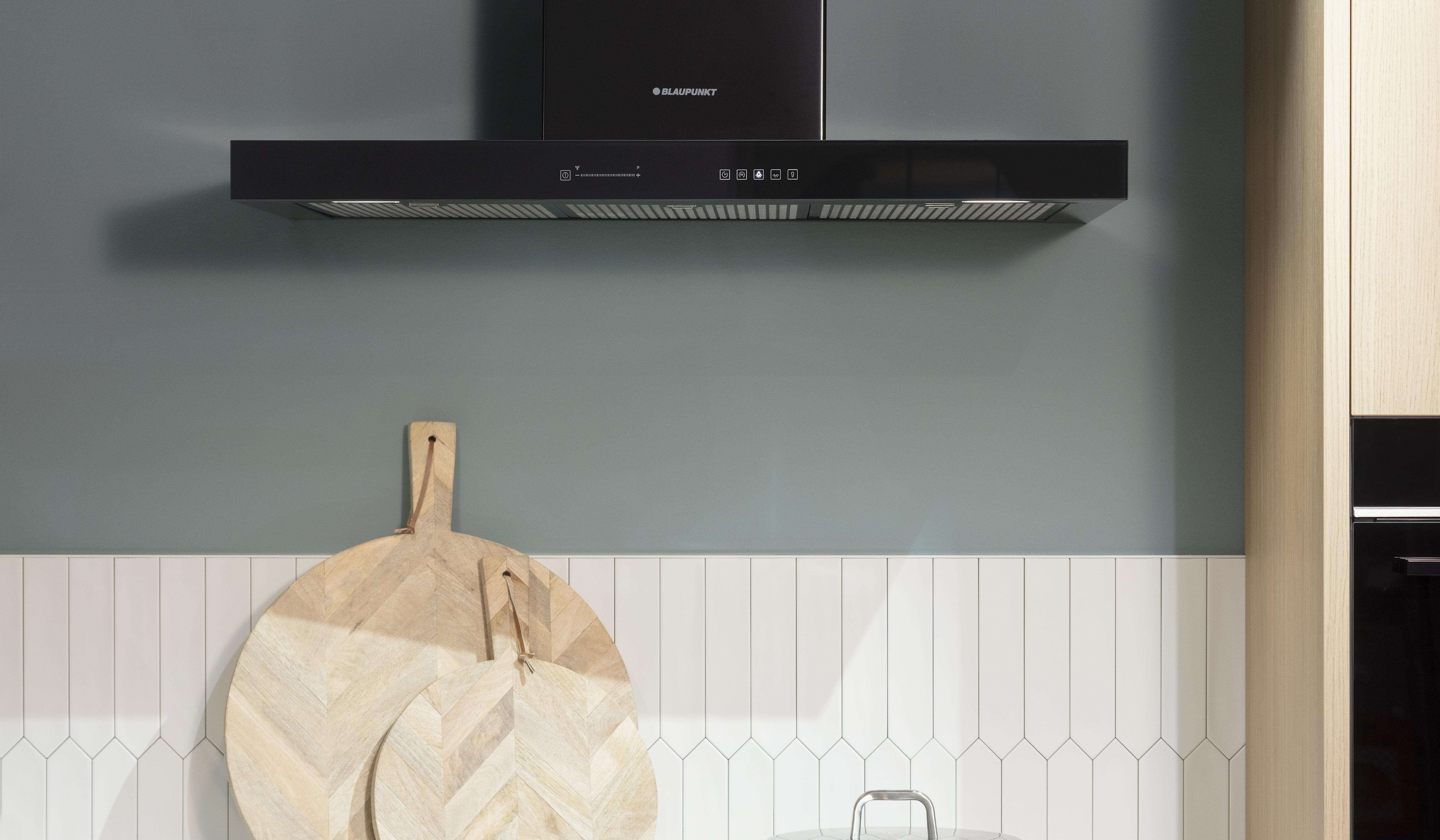 Dunstabzugshaube von Siemens über dem Kochfeld mit schönem Fliesenspiegel. 