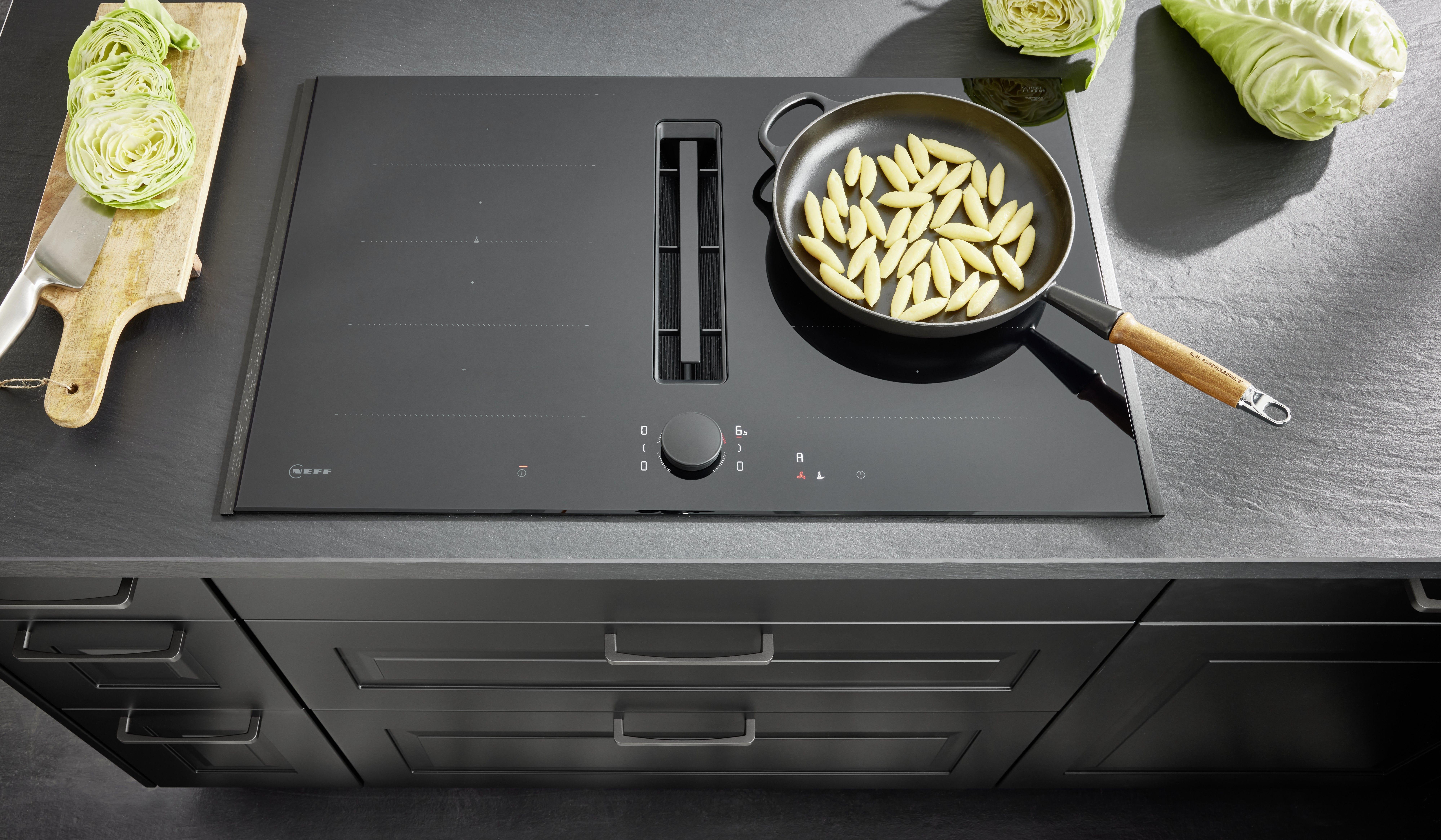 NOBILIA Sylt schwarz mit Neff Geräten - Fokus auf Kochfeld mit Muldenlüftung und Drehknauf